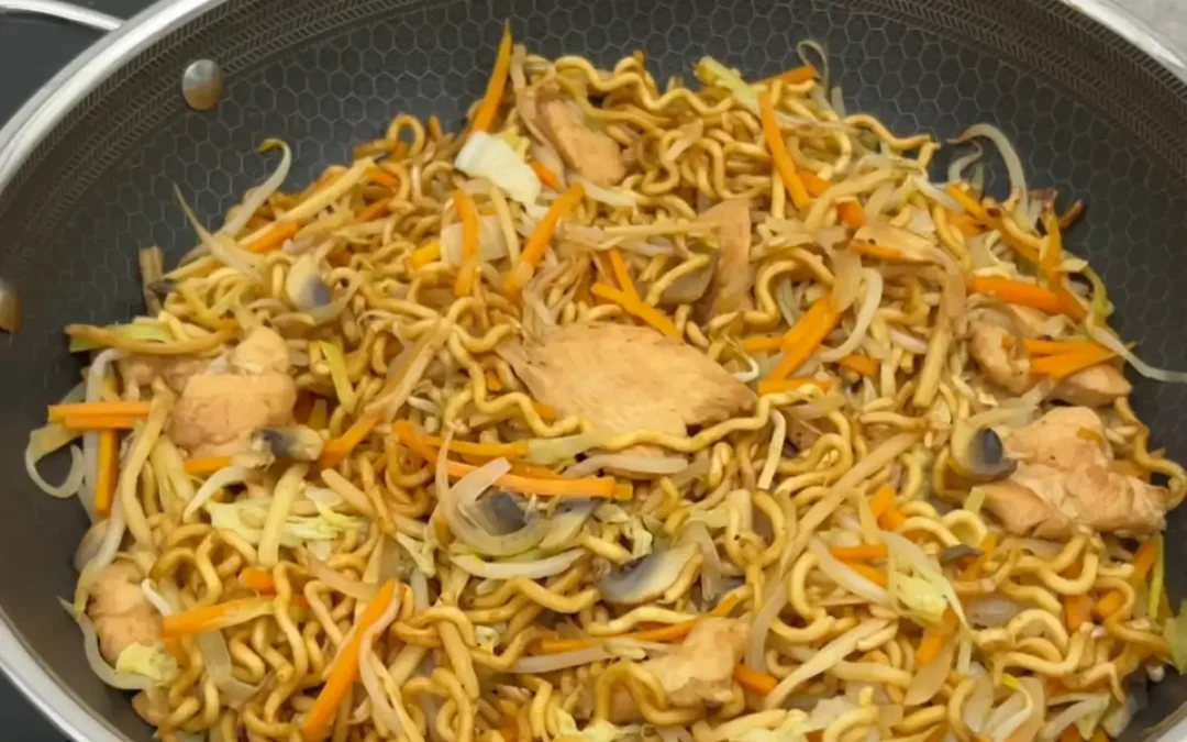 Chinesische gebratene Nudeln