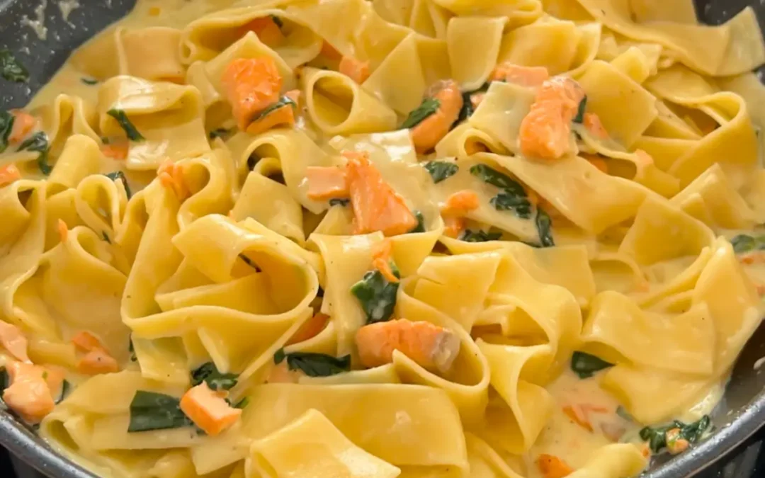 Bandnudeln mit Lachs und Spinat