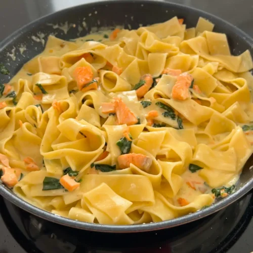 Bandnudeln mit Lachs und Spinat