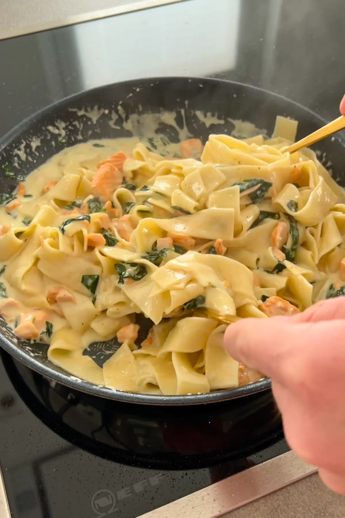 Bandnudeln mit Lachs und Spinat Rezept