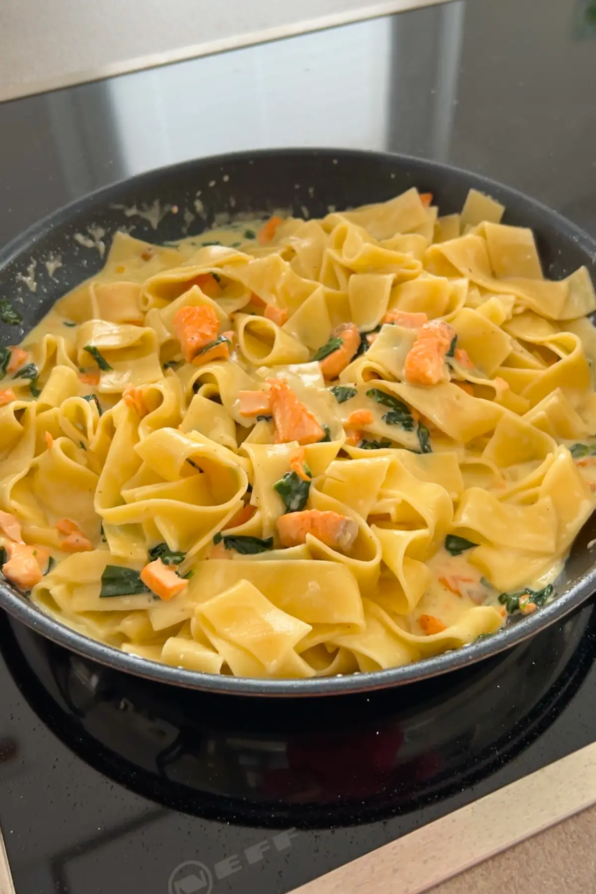 Bandnudeln mit Lachs und Spinat