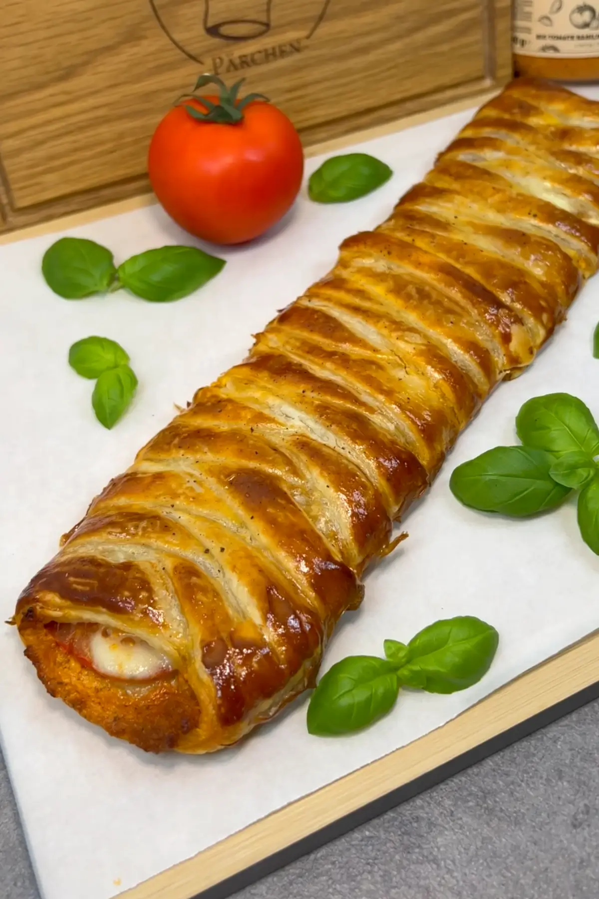 Schneller, herzhafter Bl&auml;tterteigstrudel