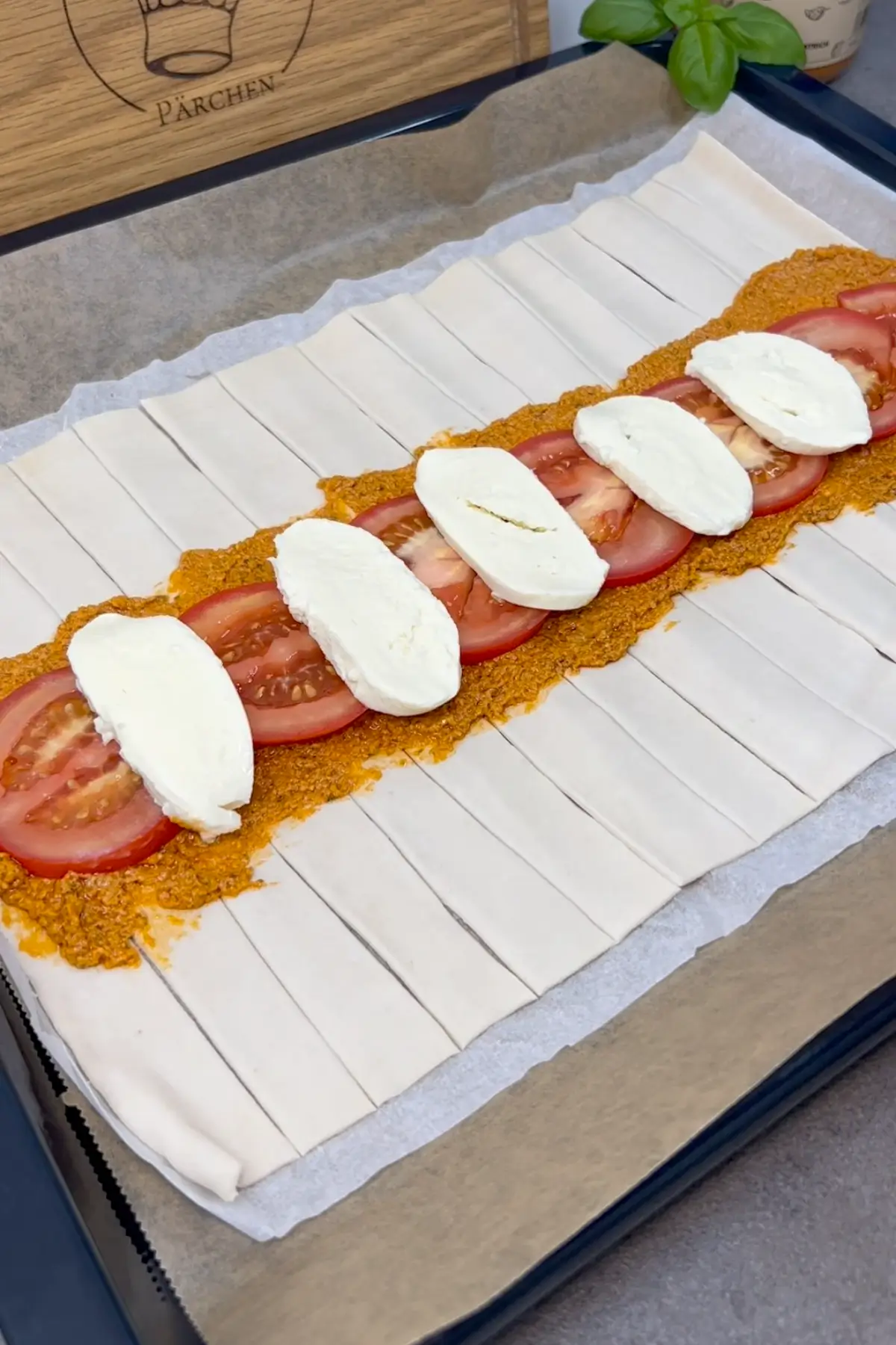 Blätterteigstrudel mit Tomate und Mozzarella