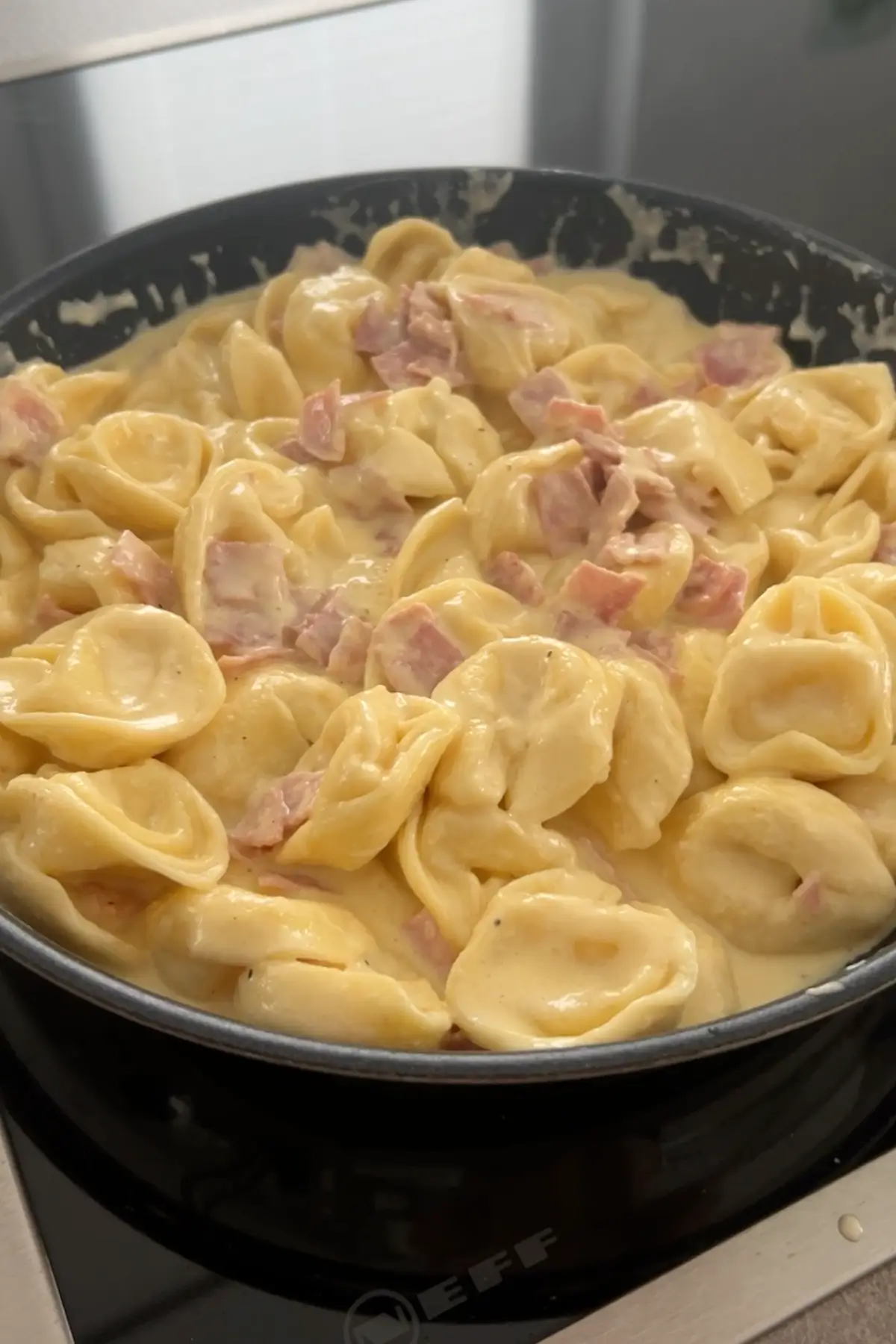 Tortellinipfanne mit K&auml;se-Sahneso&szlig;e