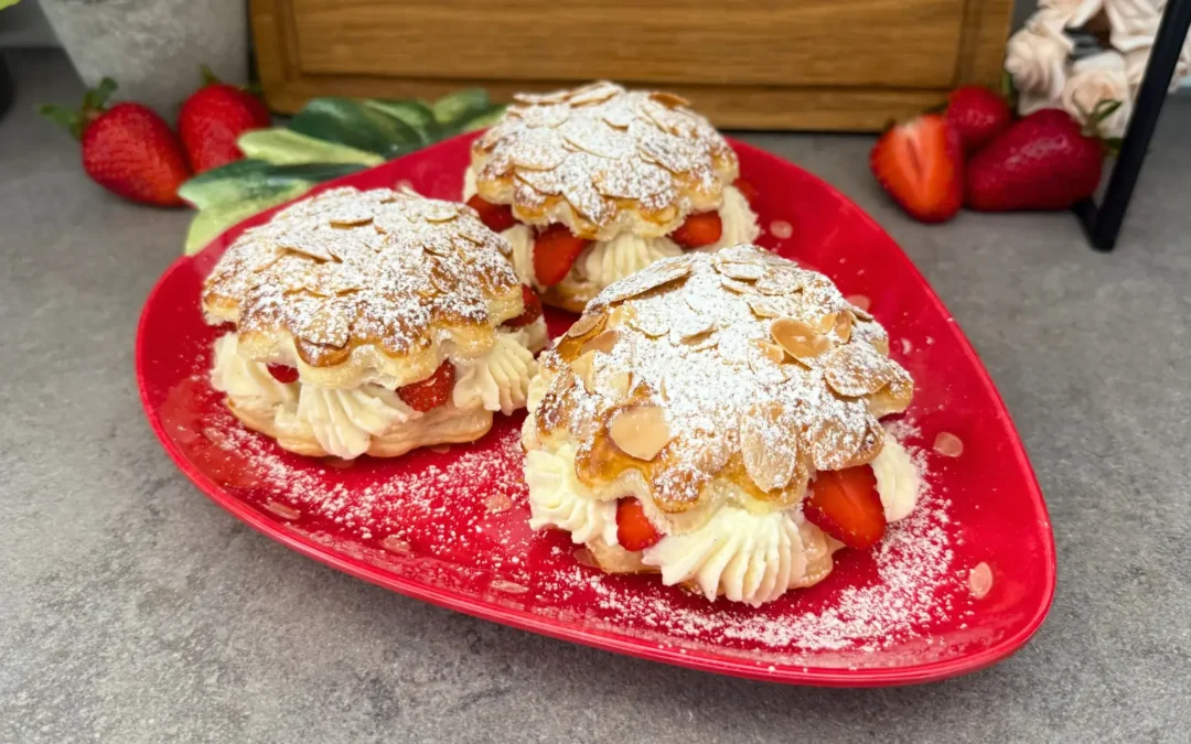 Bienenstich Törtchen mit Erdbeeren