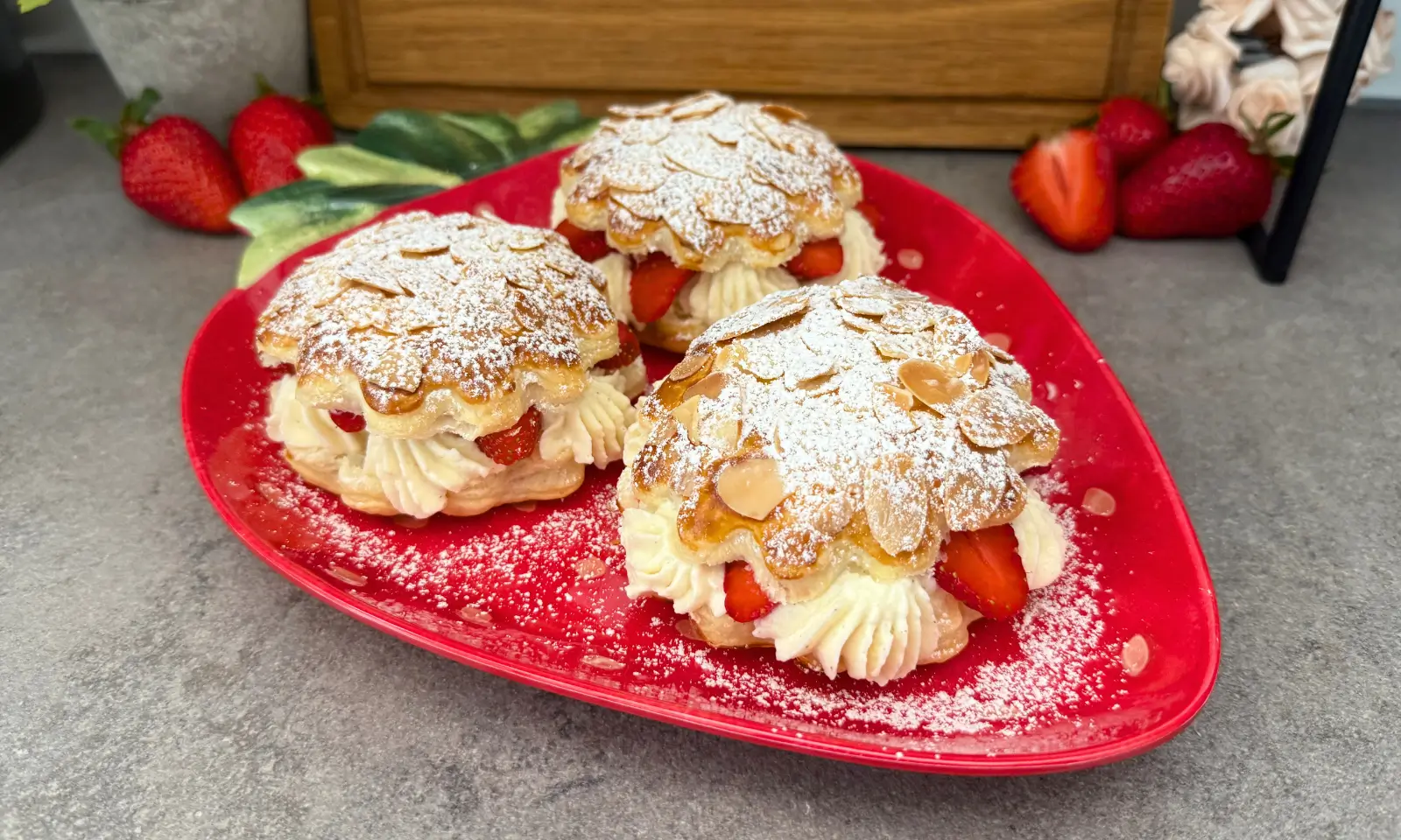 Bienenstich T&ouml;rtchen mit Erdbeeren