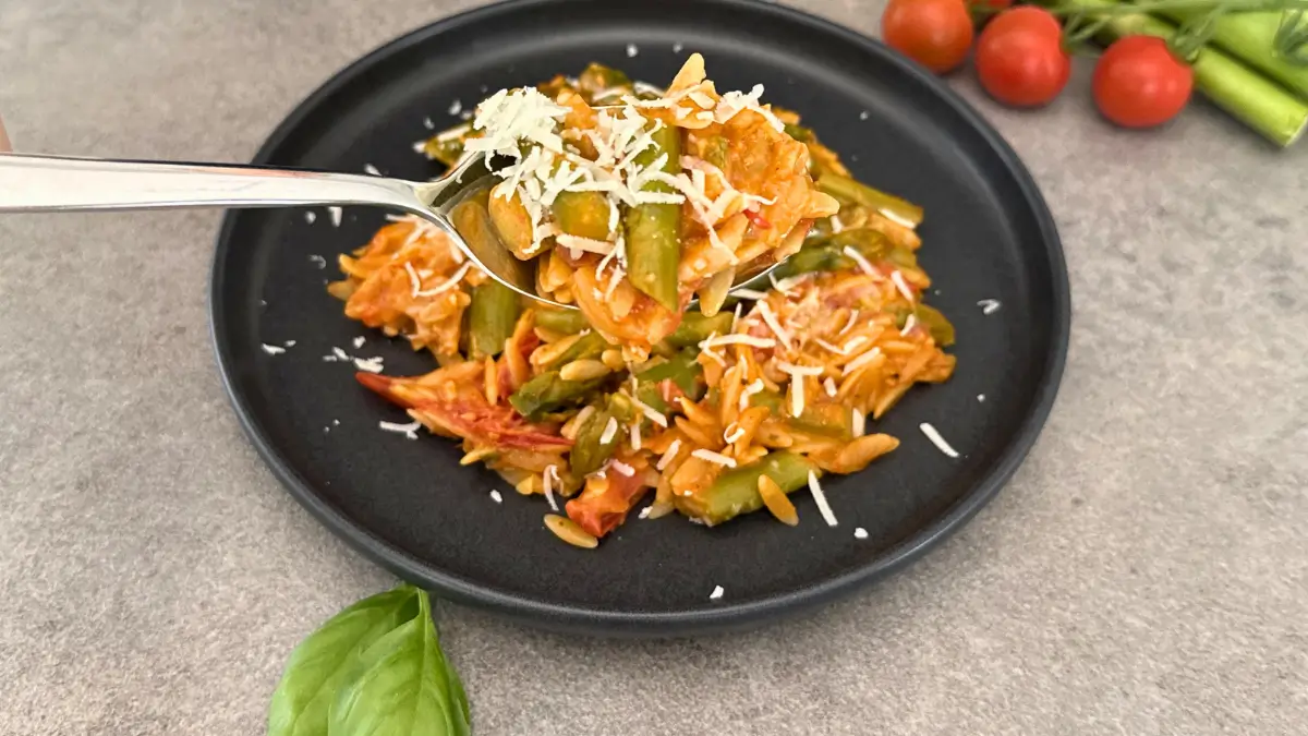 Schnelle One-Pot Orzo-Pfanne mit Spargel