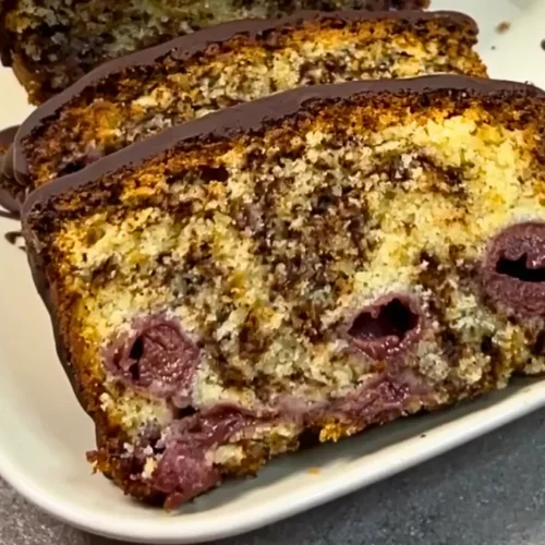 Ameisenkuchen mit Kirschen aufgeschnitten – Anschnitt zeigt Kirschen und Schokostreusel