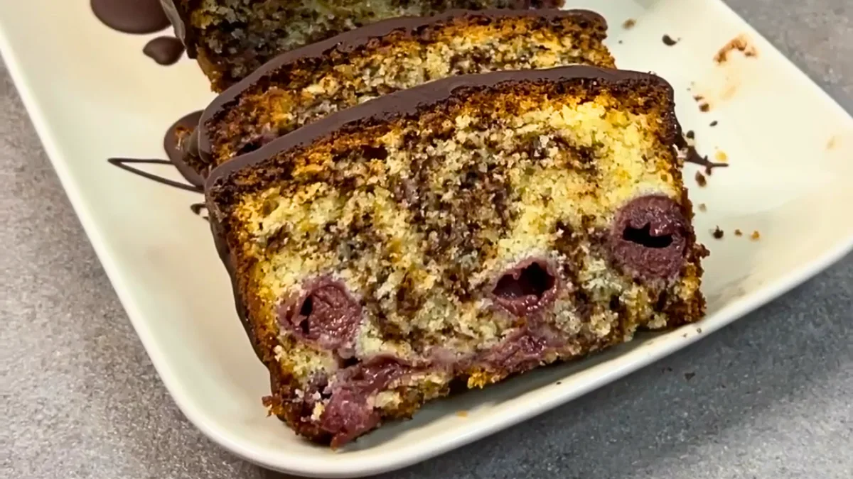 Ameisenkuchen mit Kirschen aufgeschnitten – Anschnitt zeigt Kirschen und Schokostreusel