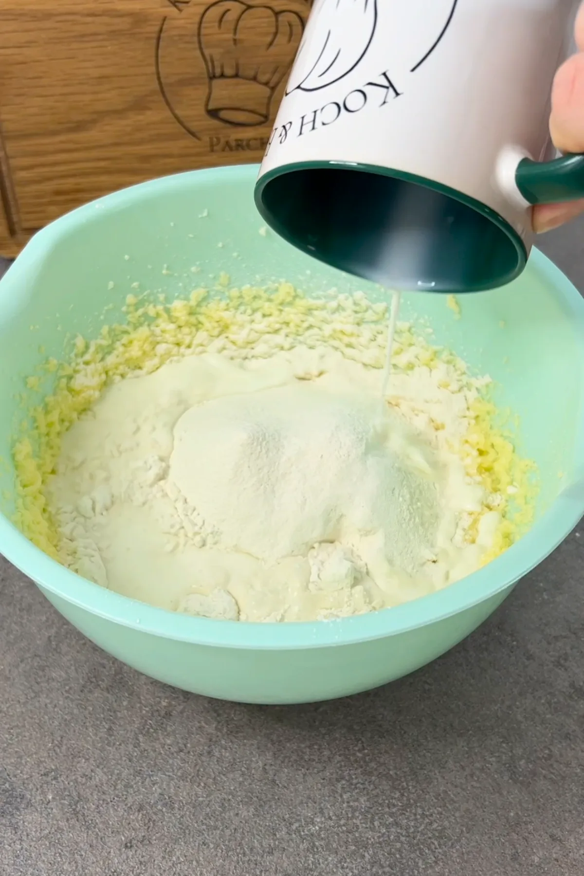 Teig für Ameisenkuchen wird in der Schüssel gerührt