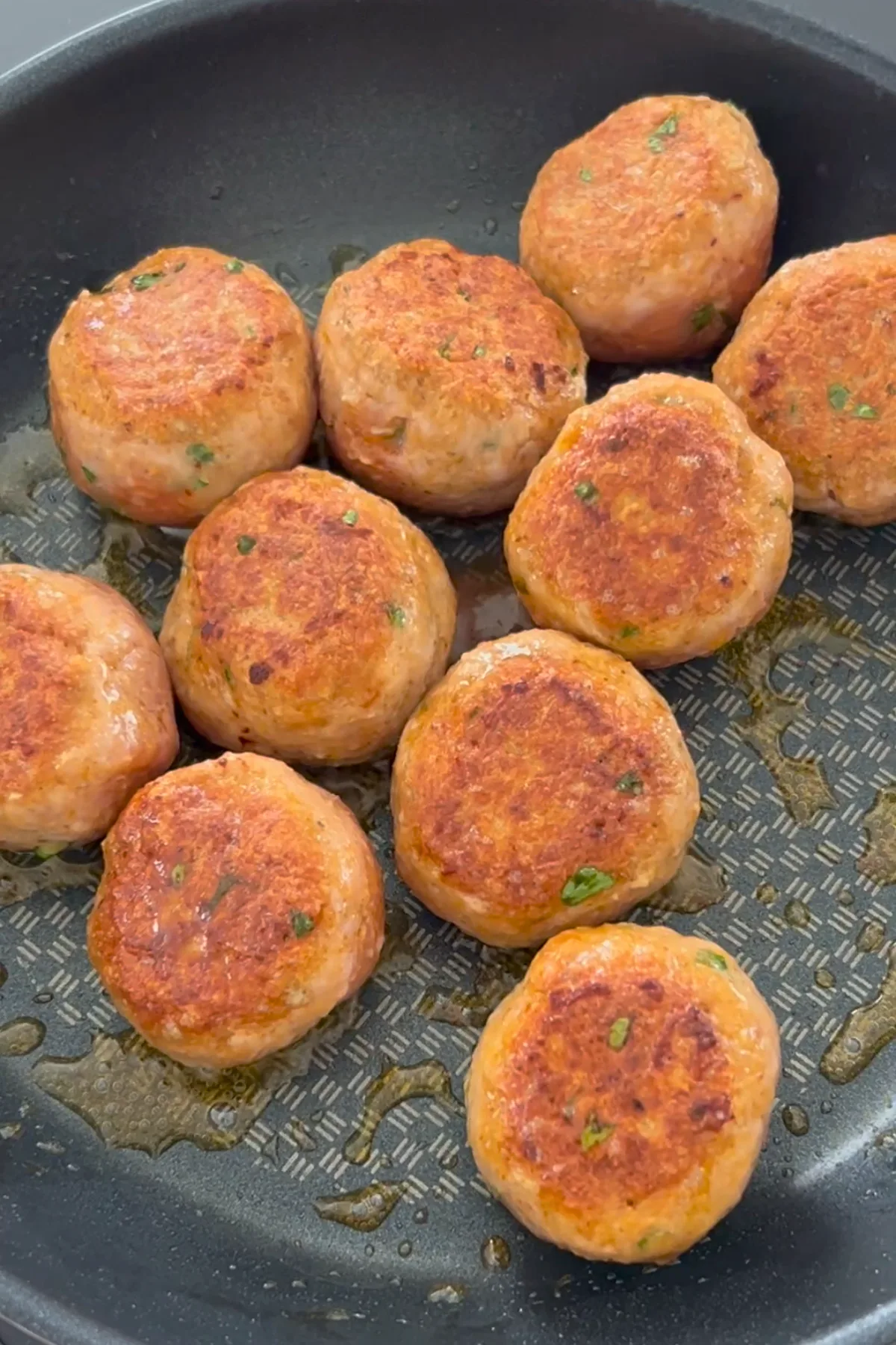 Hähnchenfrikadellen braten in der Pfanne