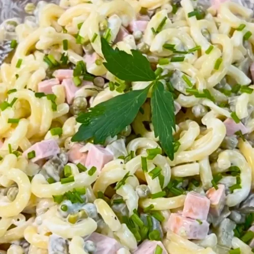 Nudelsalat mit Fleischwurst in einer Glasschüssel