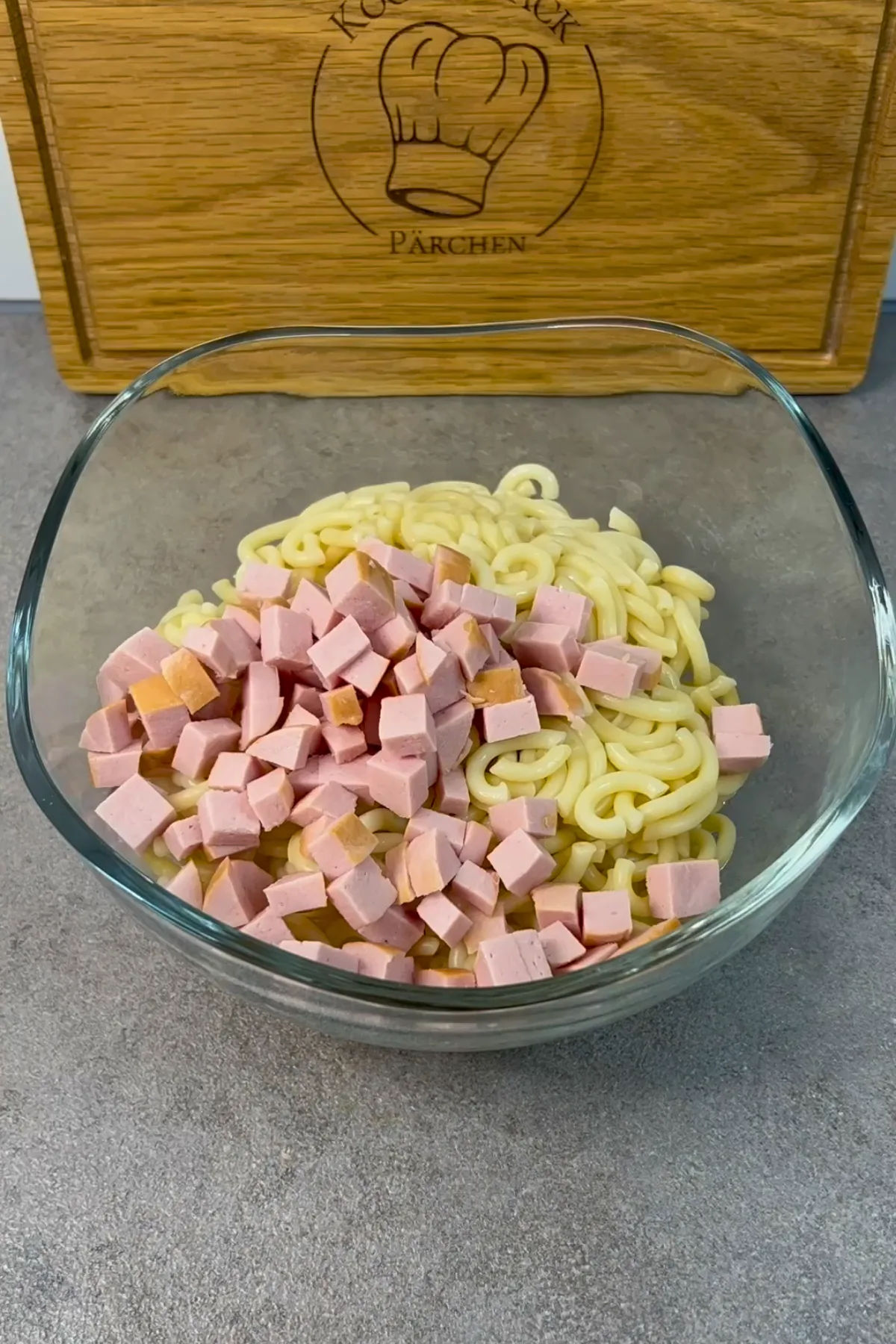 Nudelsalat Zubereitung – Nudeln und Fleischwurst in Schüssel