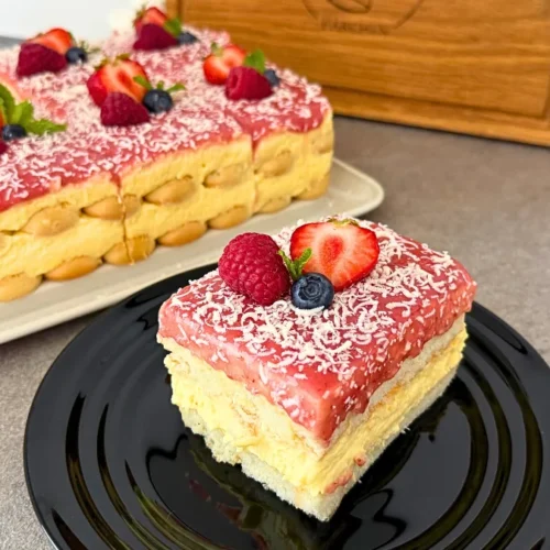 Spaghetti Eis Kuchen im Anschnitt mit Stück auf schwarzem Teller
