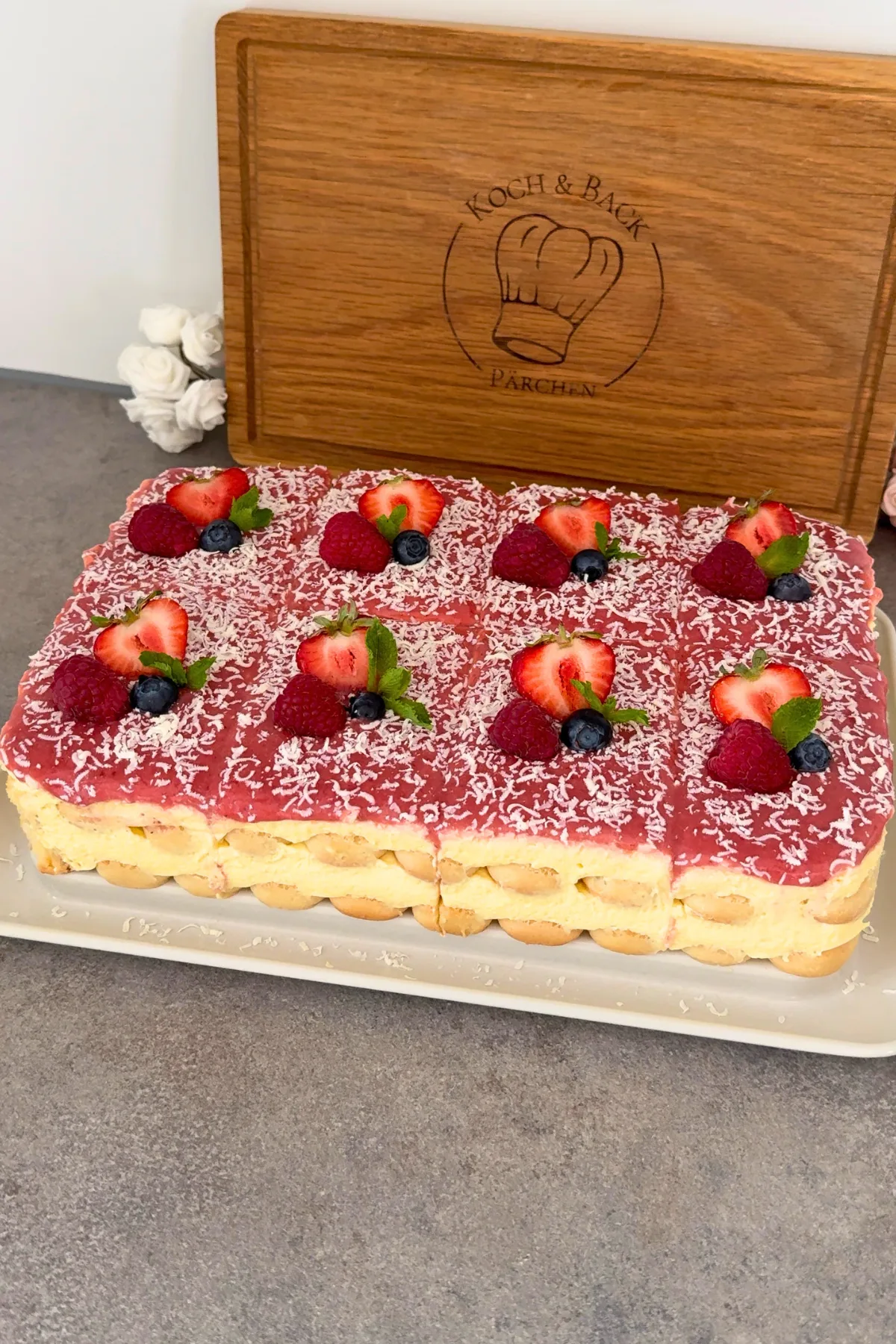 Fertiger Spaghetti Eis Kuchen von oben mit frischen Beeren dekoriert