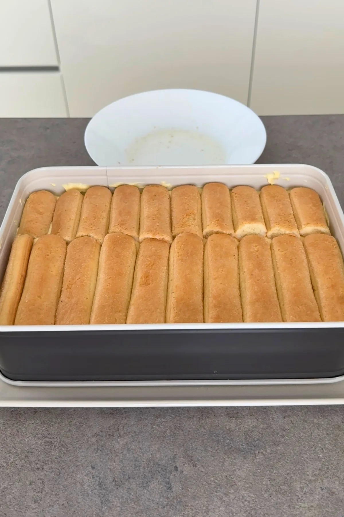 Löffelbiskuits in der Auflaufform als Boden für Spaghetti Eis Kuchen