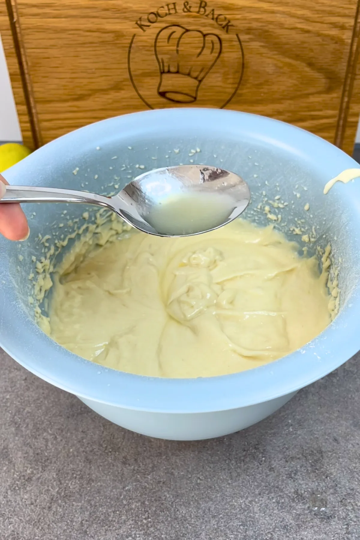 Zitronenmuffin-Teig wird in der Schüssel verrührt