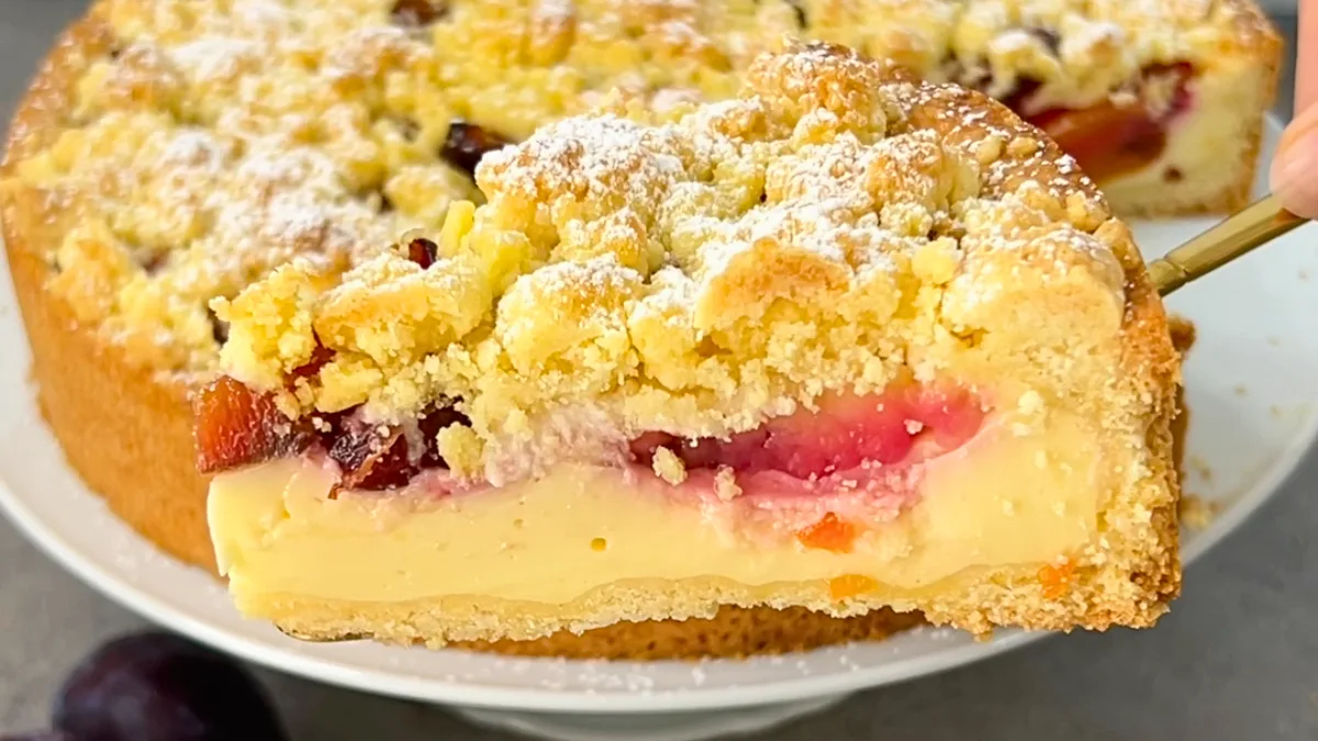 Zwetschgenkuchen mit Pudding und Streusel