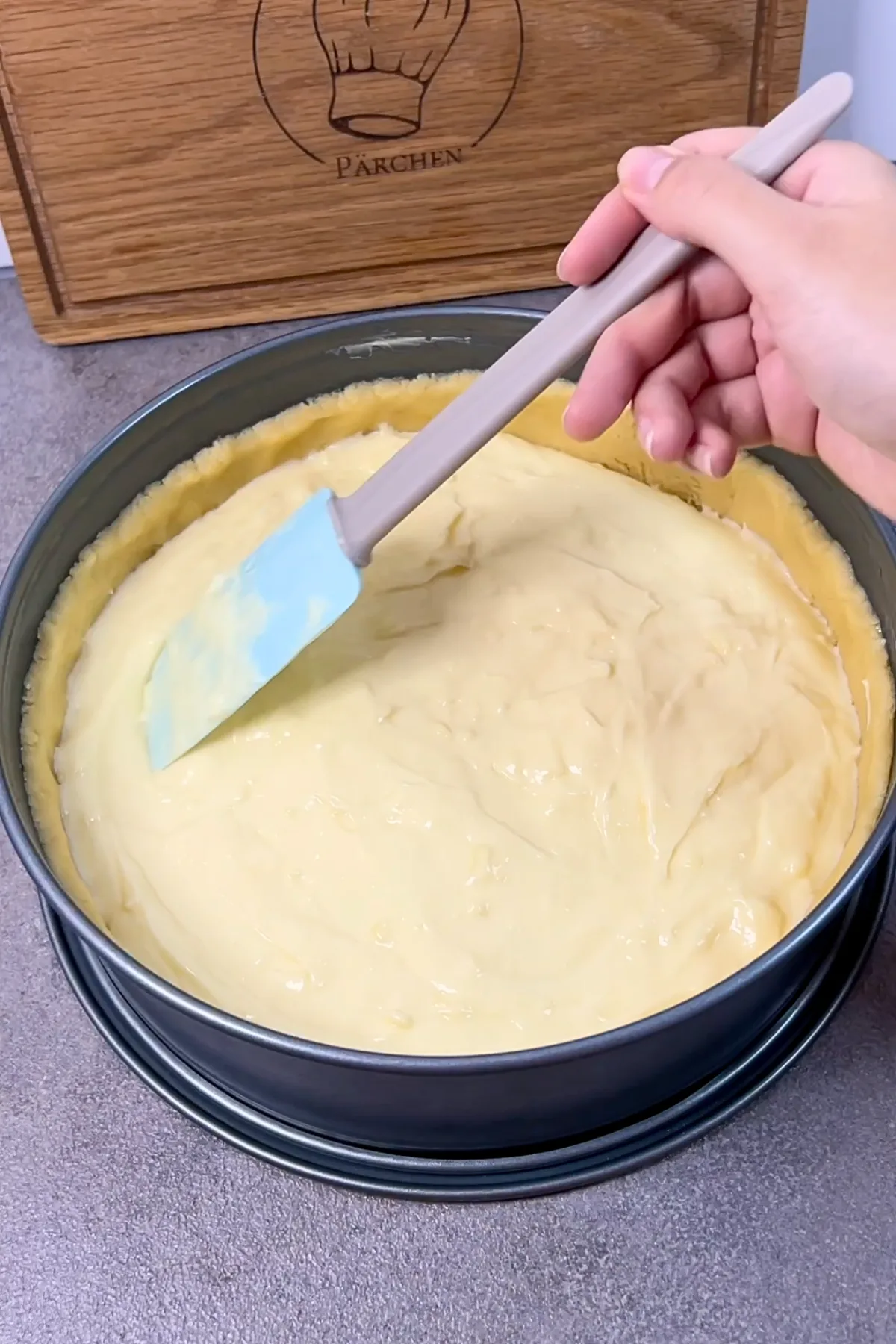 Vanillepudding-Schmand-Füllung wird auf den Boden gestrichen