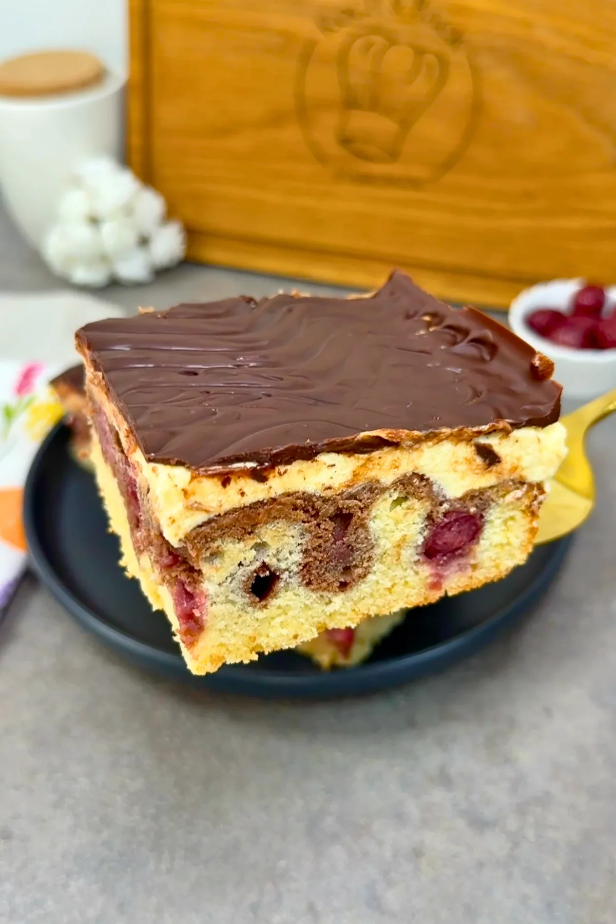 Nahaufnahme eines Stück Donauwelle mit Buttercreme und Schokoladenguss
