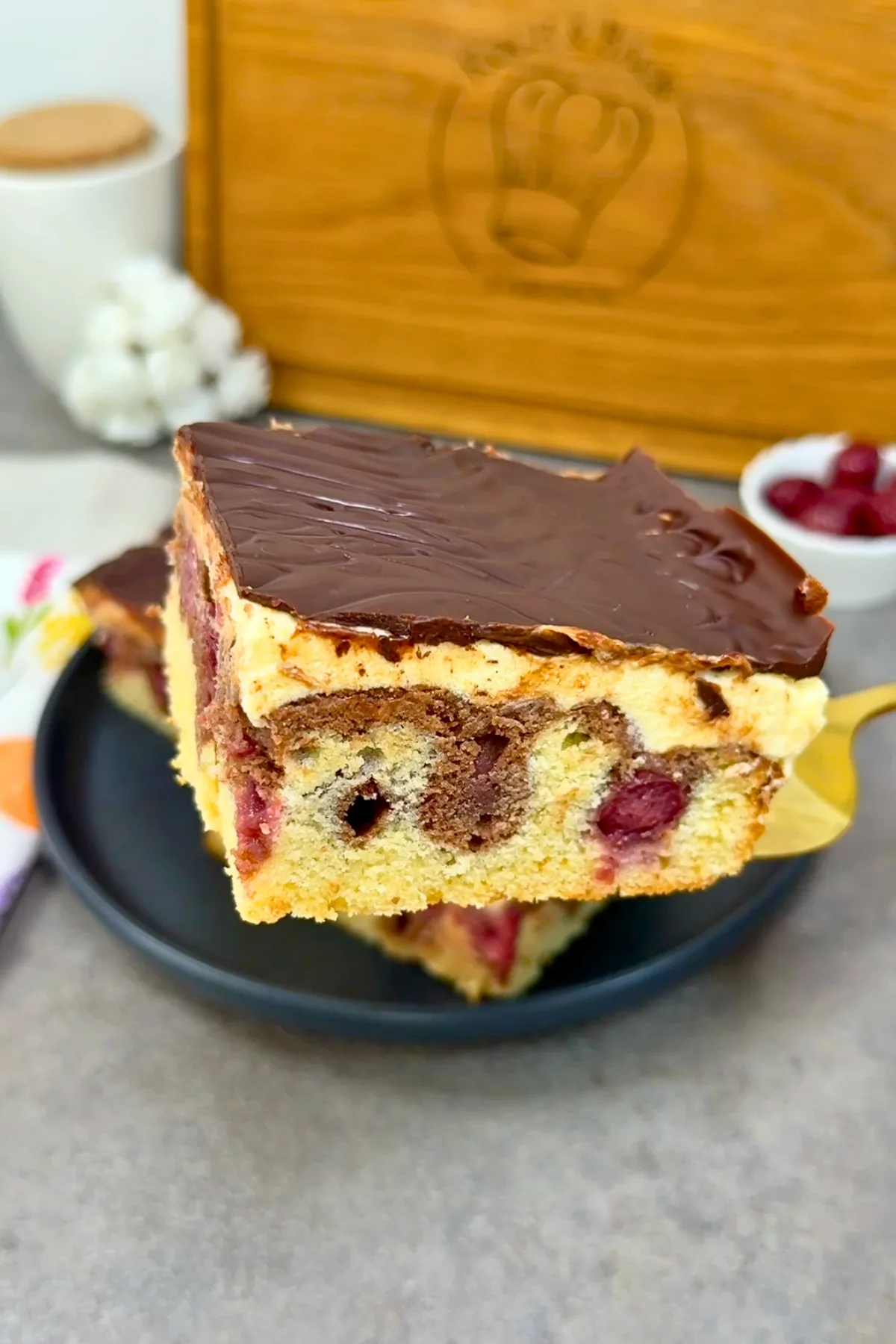 Stück Donauwelle von der Seite mit allen Schichten – Boden, Buttercreme und Schokolade