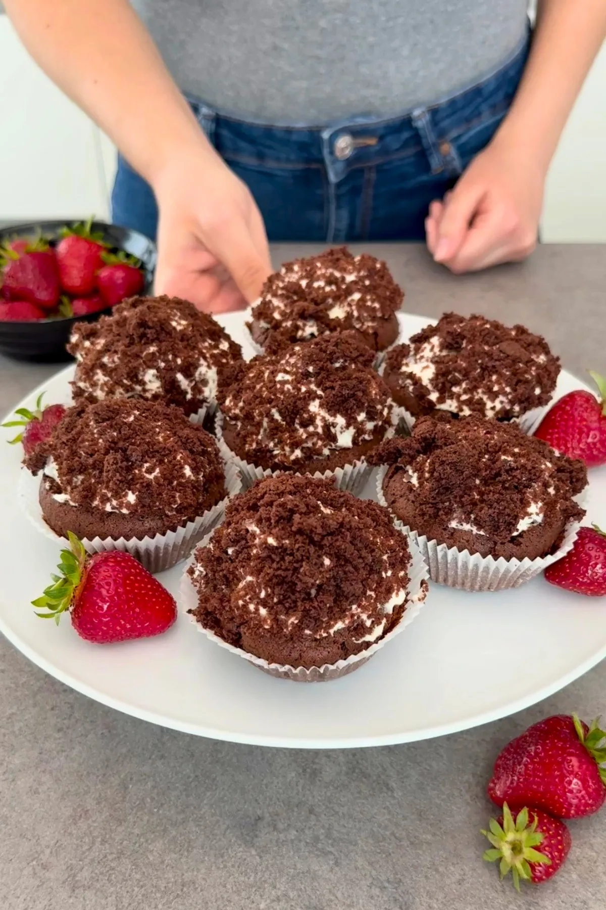 Fertige Maulwurfmuffins mit Erdbeeren auf Tortenständer angerichtet