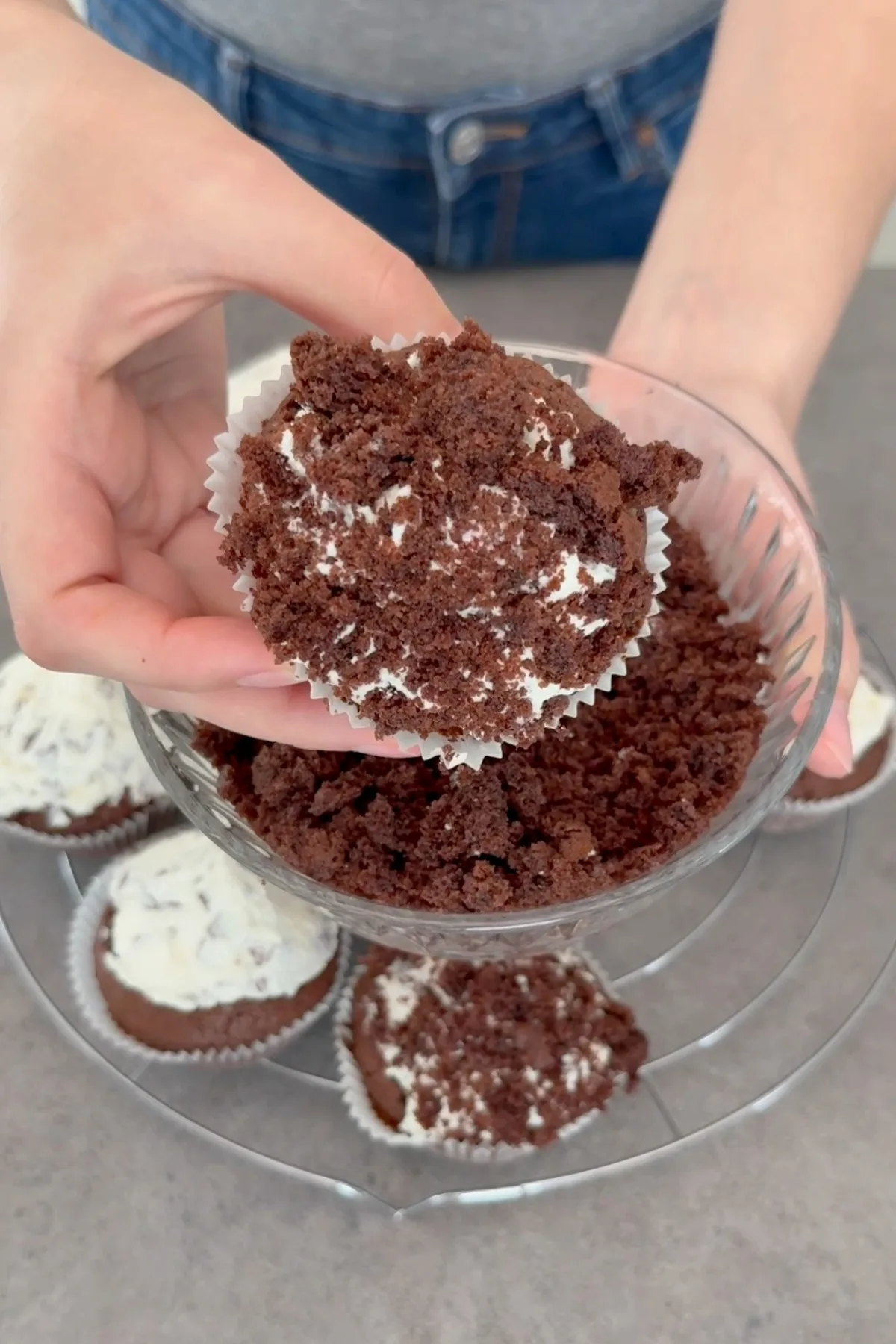 Maulwurfmuffin wird in Schokoladenbröseln gedrückt