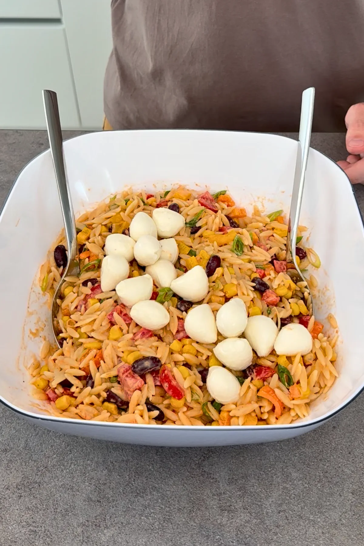 Fertiger Orzo Nudelsalat mit Mini-Mozzarella in weißer Schüssel