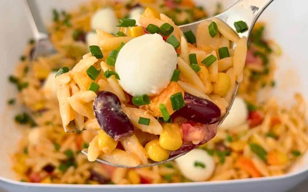 Cremiger Orzo Nudelsalat mit Pesto Rosso und Mozzarella