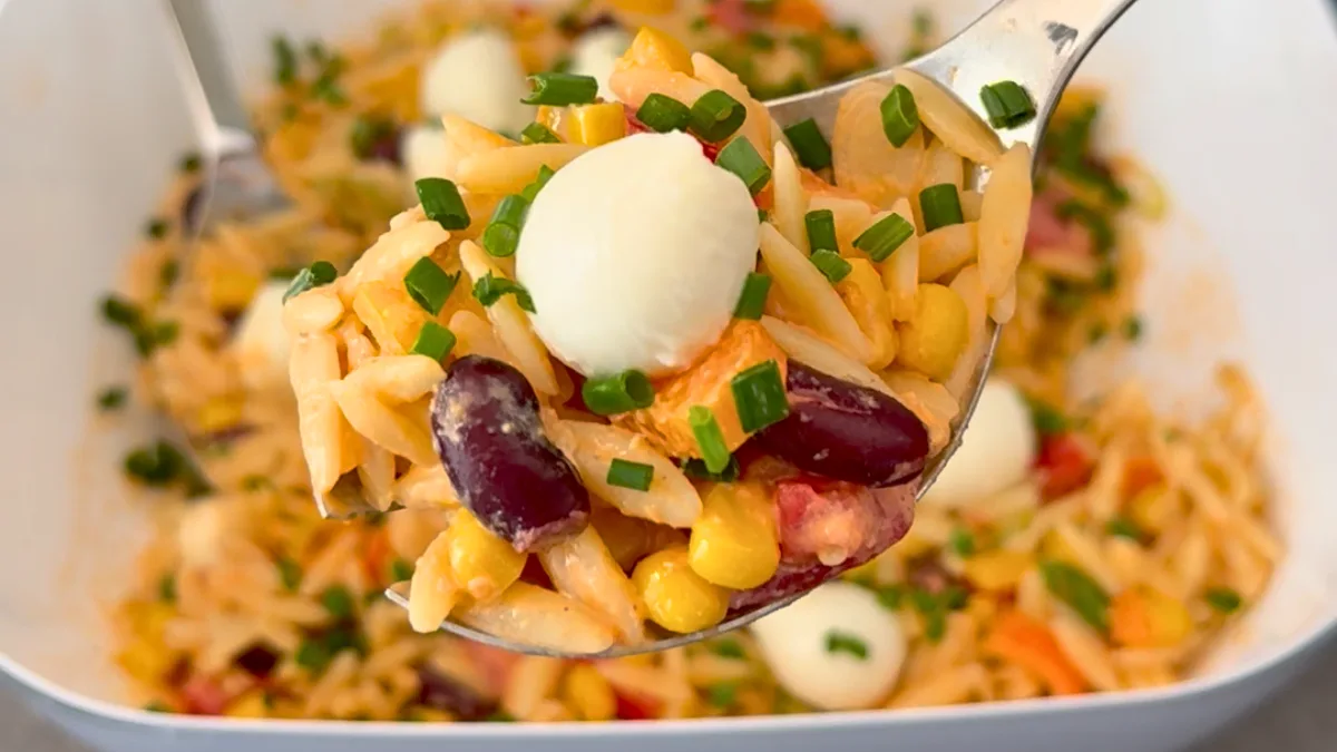 Cremiger Orzo Nudelsalat mit Pesto Rosso und Mozzarella