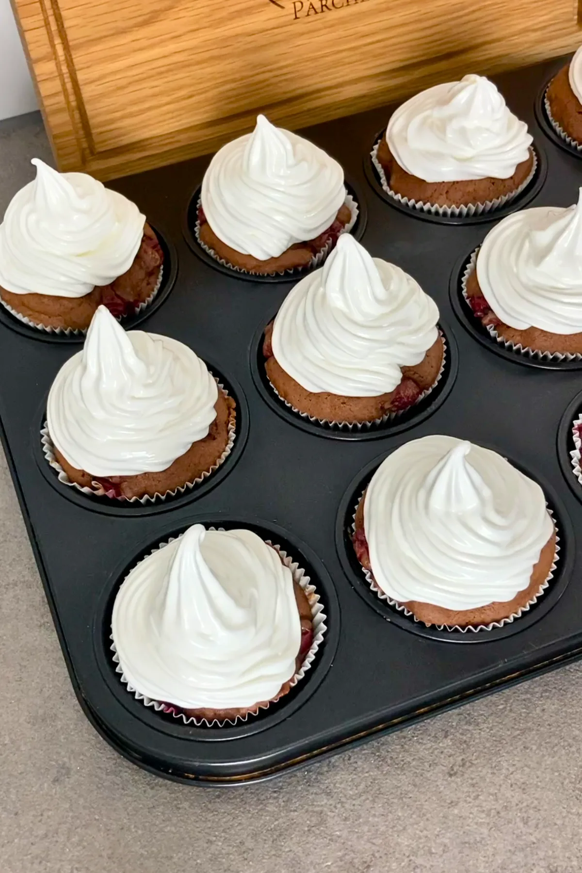 Schwarzwälder Kirsch Muffins mit Baiser-Topping in der Muffinform vor dem Backen