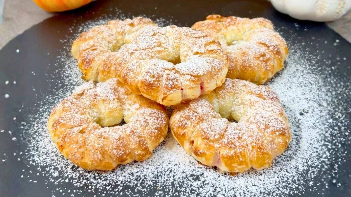Apfel-Donuts mit Zimt im Bl&auml;tterteig