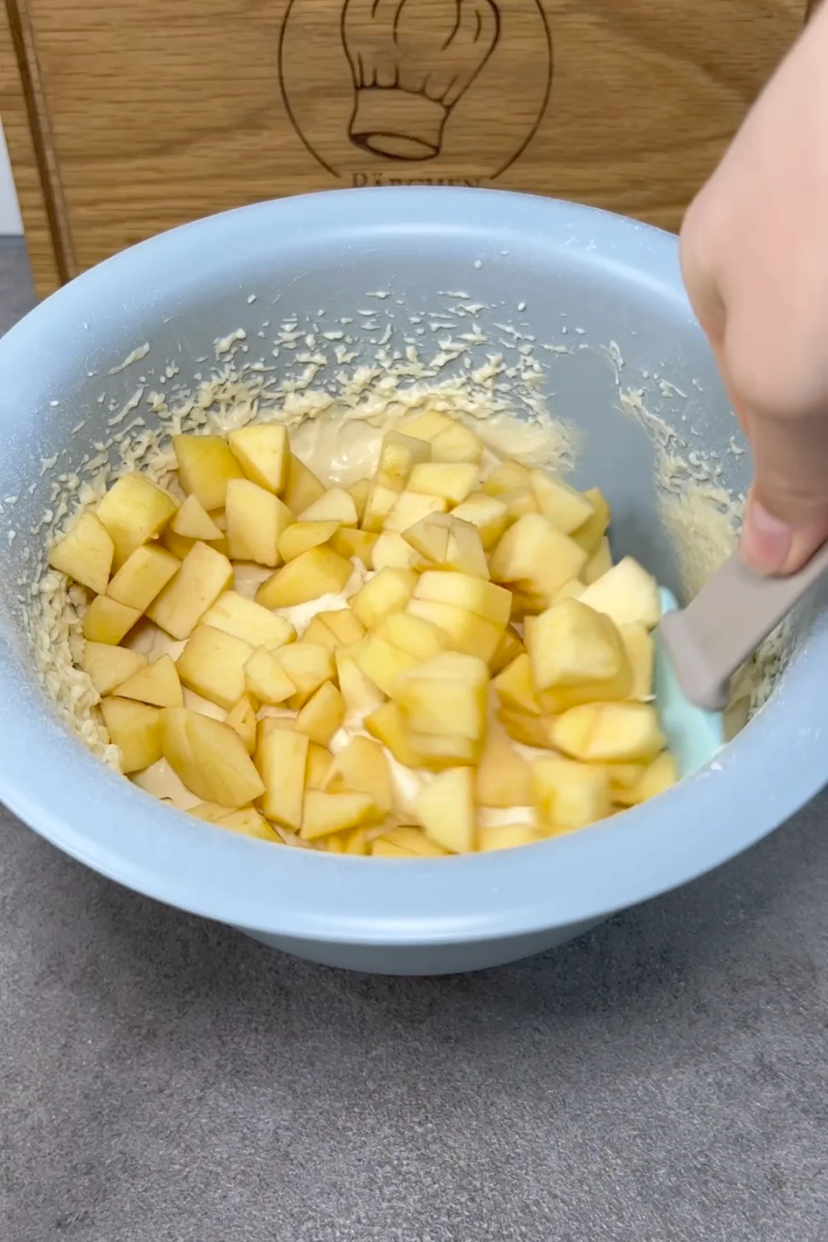 Äpfel unter den Apfelmuffin-Teig rühren