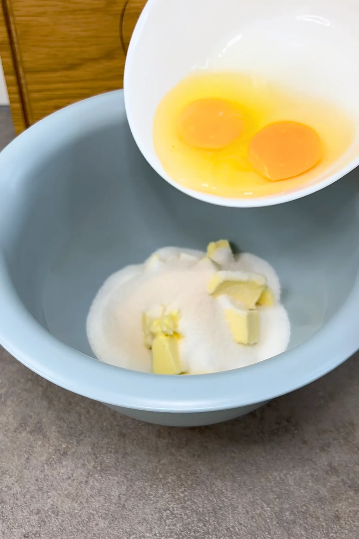 Eier zum Apfelmuffin-Teig hinzufügen
