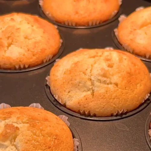 Frisch gebackene Apfelmuffins in der Muffinform mit Papierförmchen