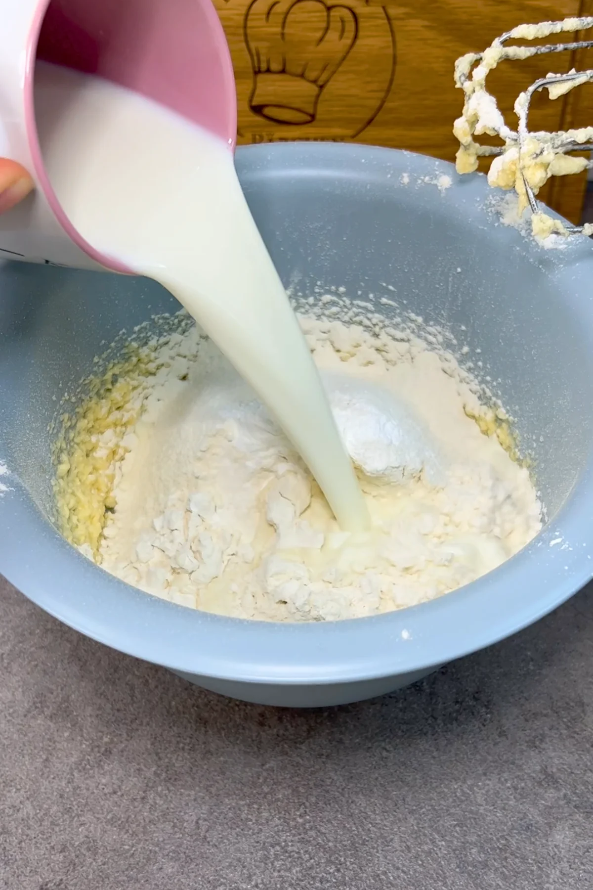 Milch in den Apfelmuffin-Teig eingießen