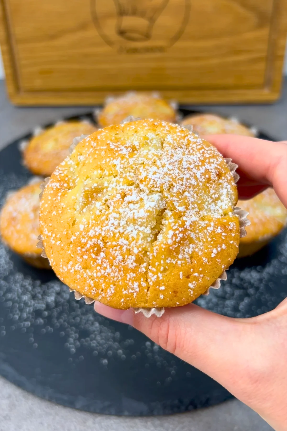 Abgekühlte Apfelmuffins mit Puderzucker bestäubt und servierfertig