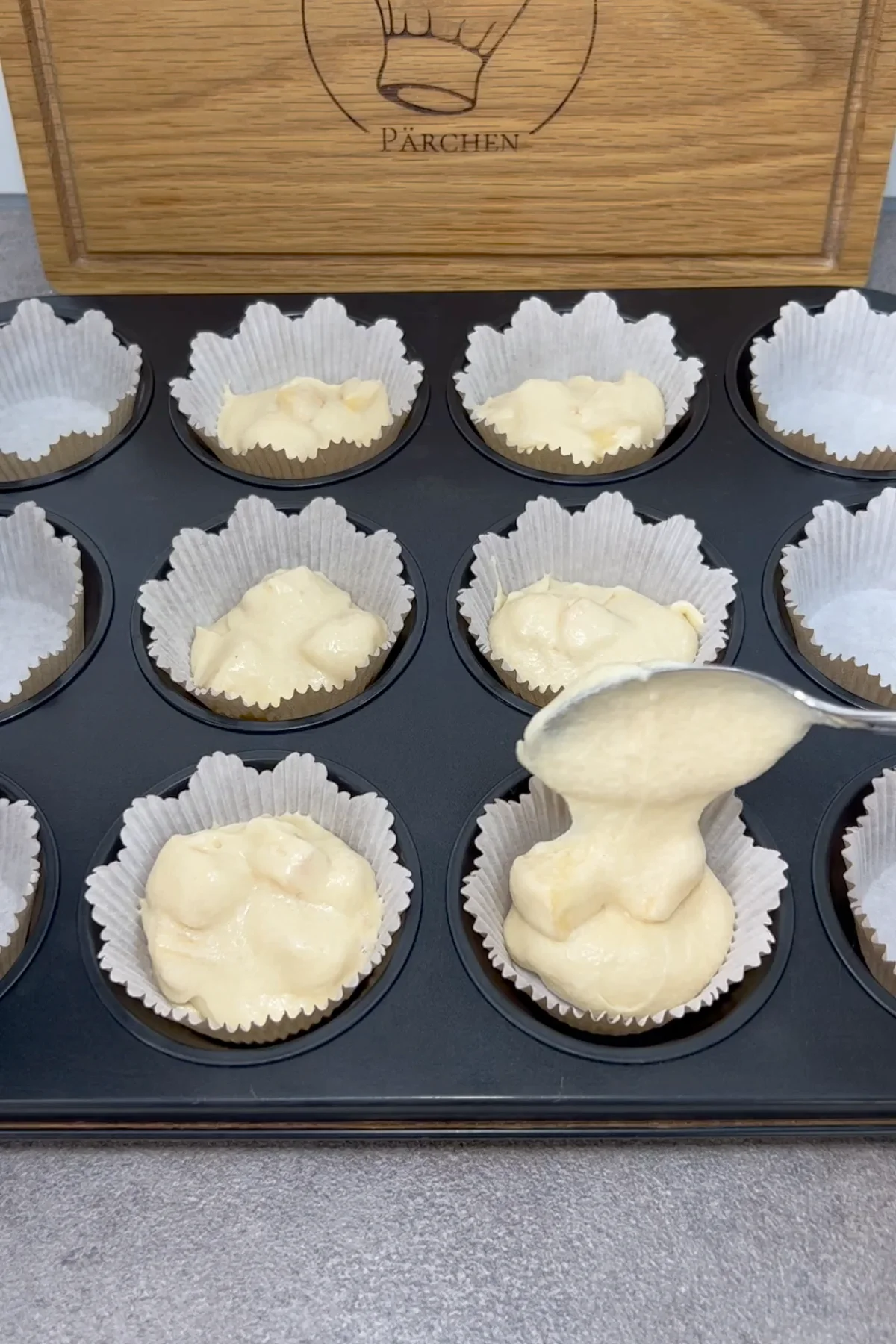 Apfelmuffin-Teig in die Förmchen füllen
