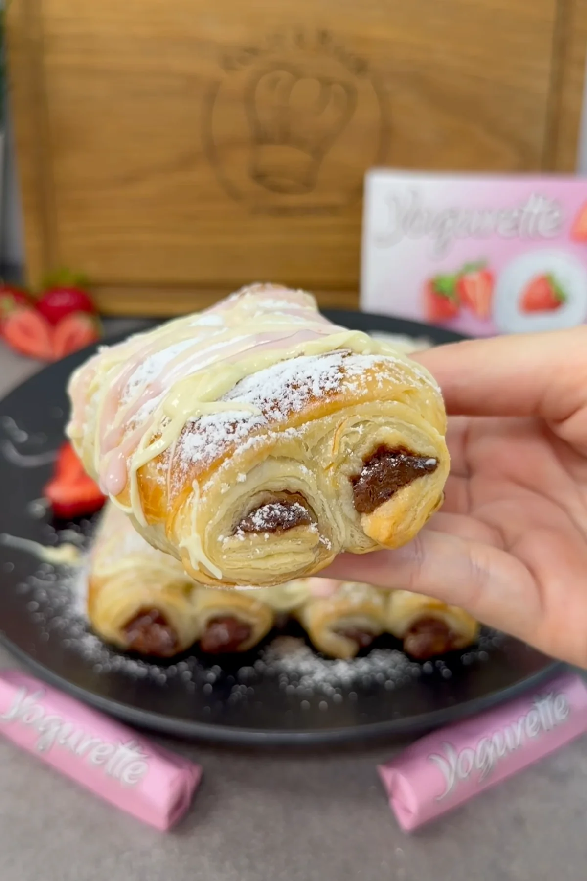Yogurette Croissant im Anschnitt mit sichtbarer Schokoladenfüllung in beiden Rollen