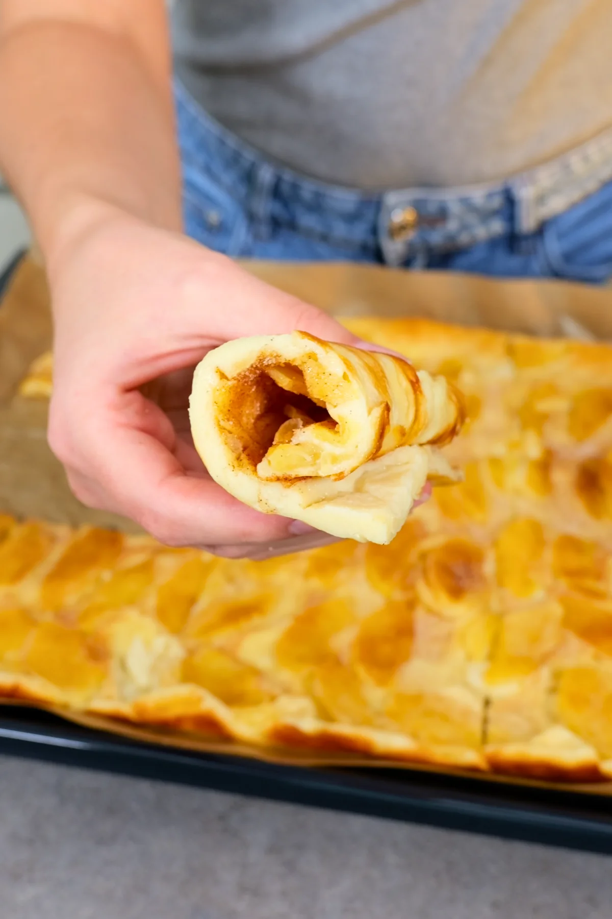 Nahaufnahme der Rolle von vorn, im Inneren sind die weichen Apfelscheiben und der Zimtzucker zu sehen